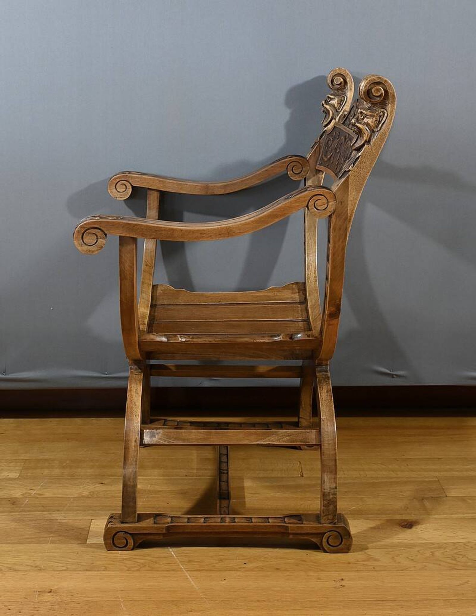 Fauteuil Dagobert en Noyer, style Médiéval – Fin XIXe