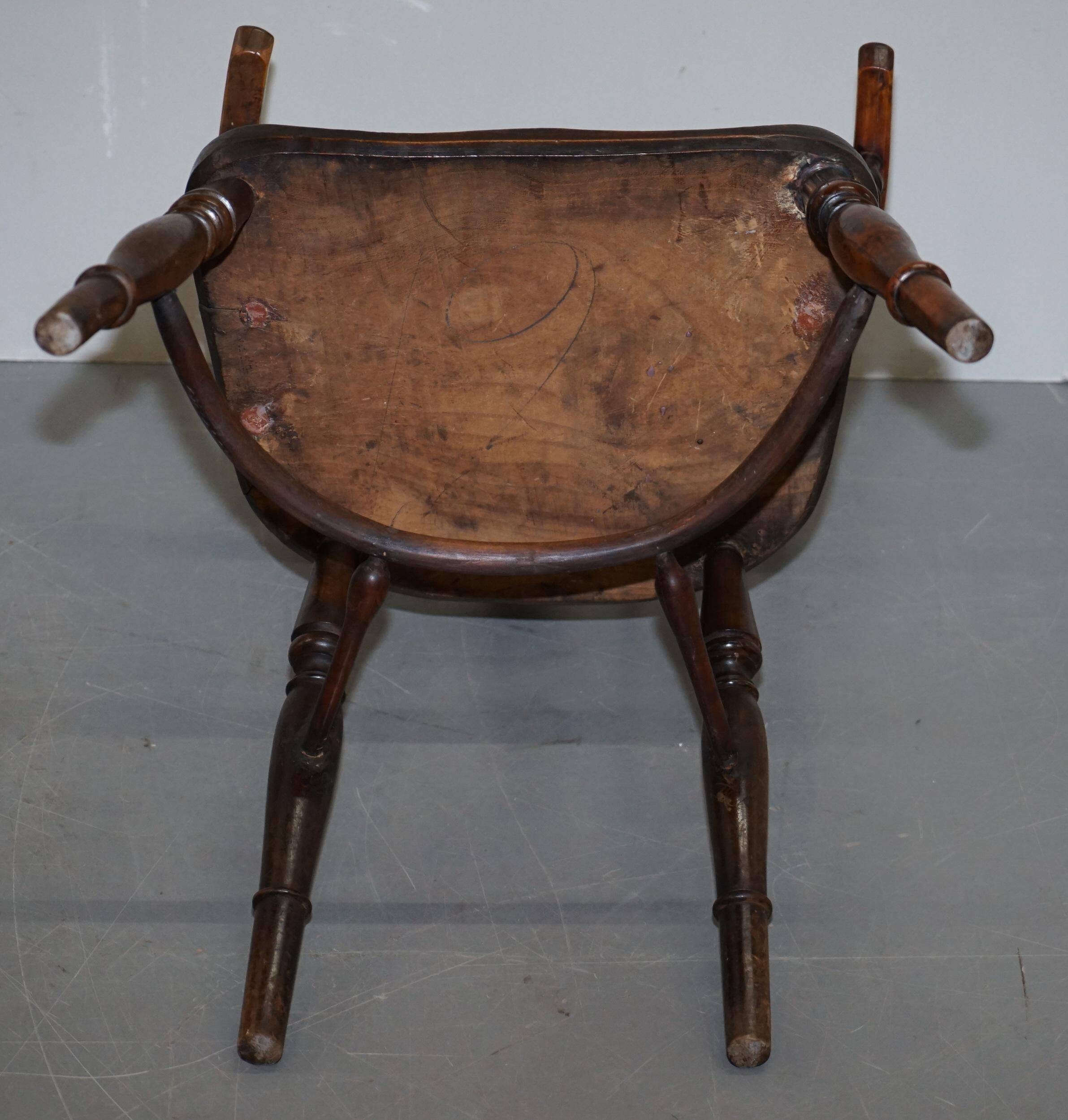 Windsor chair in solid elm circa 1860 - English furniture