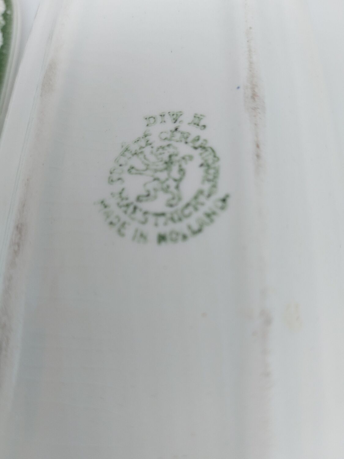 Box comb holder with lid