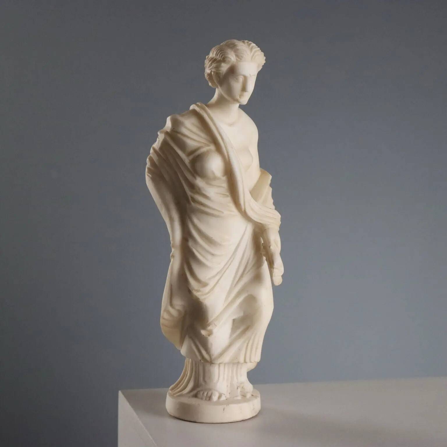 Sculpture of a Roman matron in white marble, Italy, 19th century.