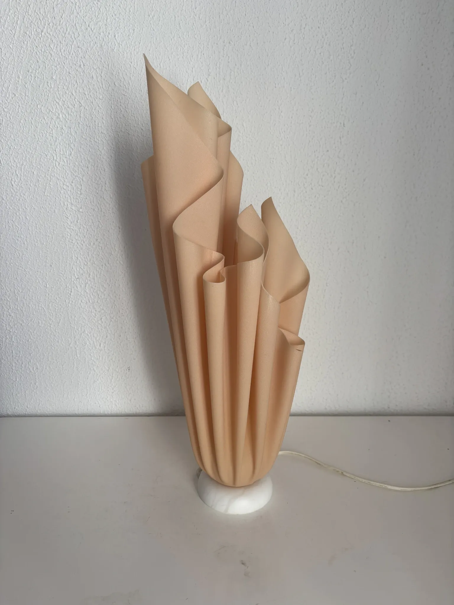 Lampe  vintage 1970 Athéna Georgia Jacob drapée saumonée - 50 cm