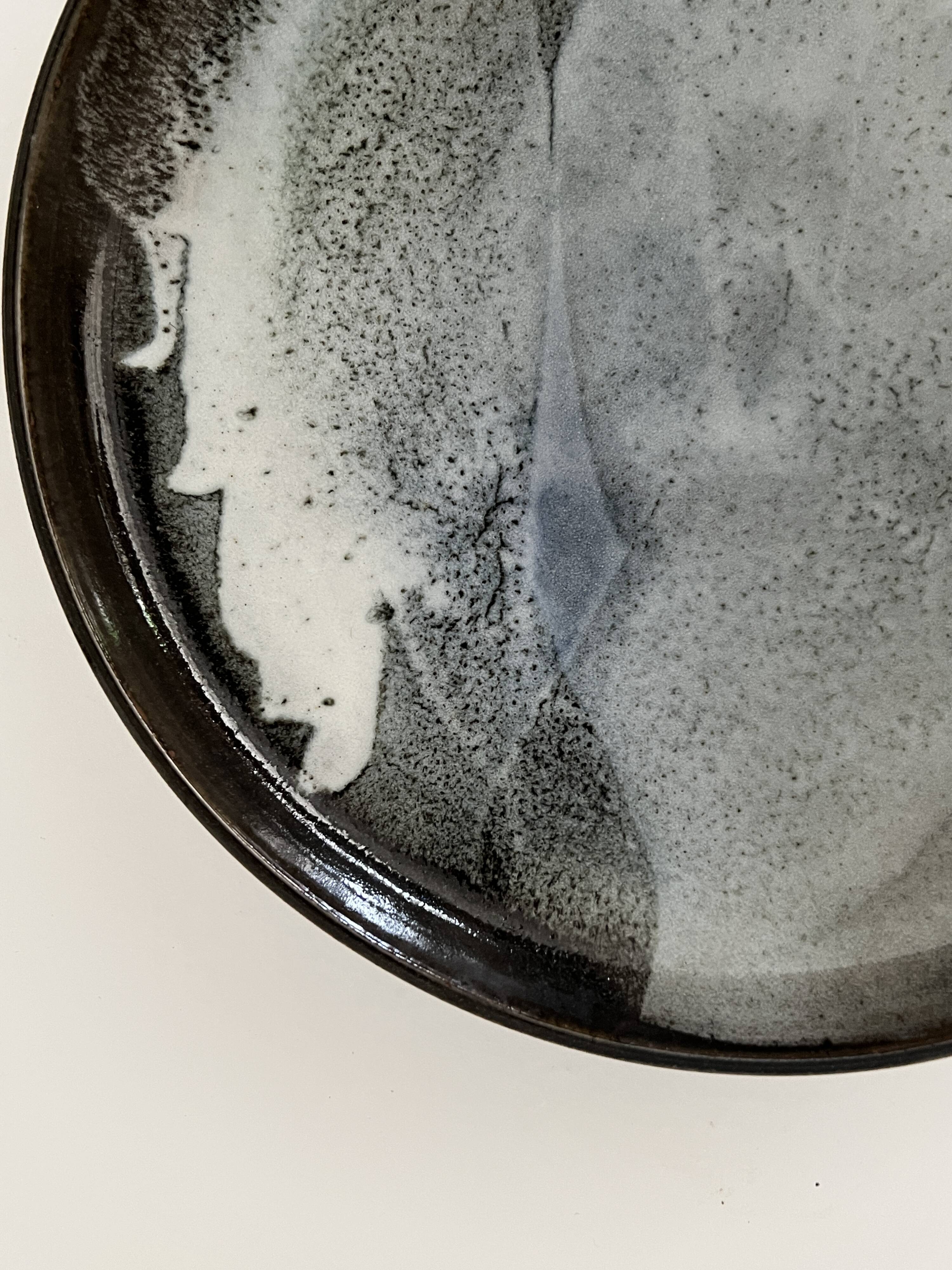 Grand plat en céramique émaillée fait main et signé PM, France 1970