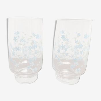 Deux verres à petites fleurs bleues
