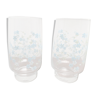 Deux verres à petites fleurs bleues