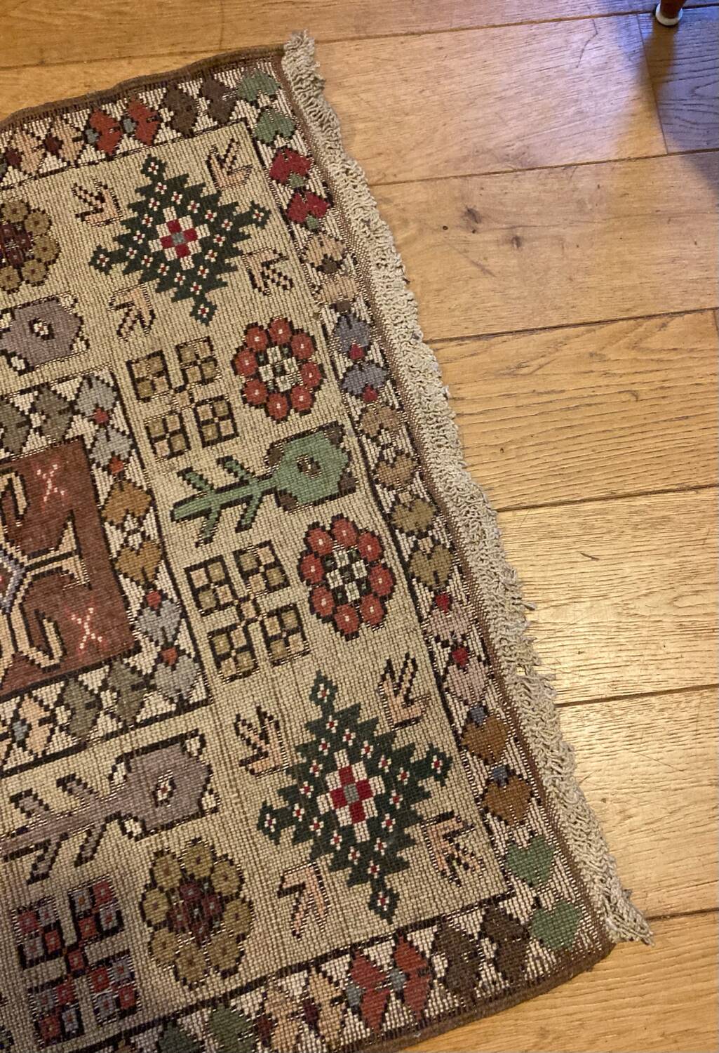 Hand-knotted oriental rug made of pure wool.