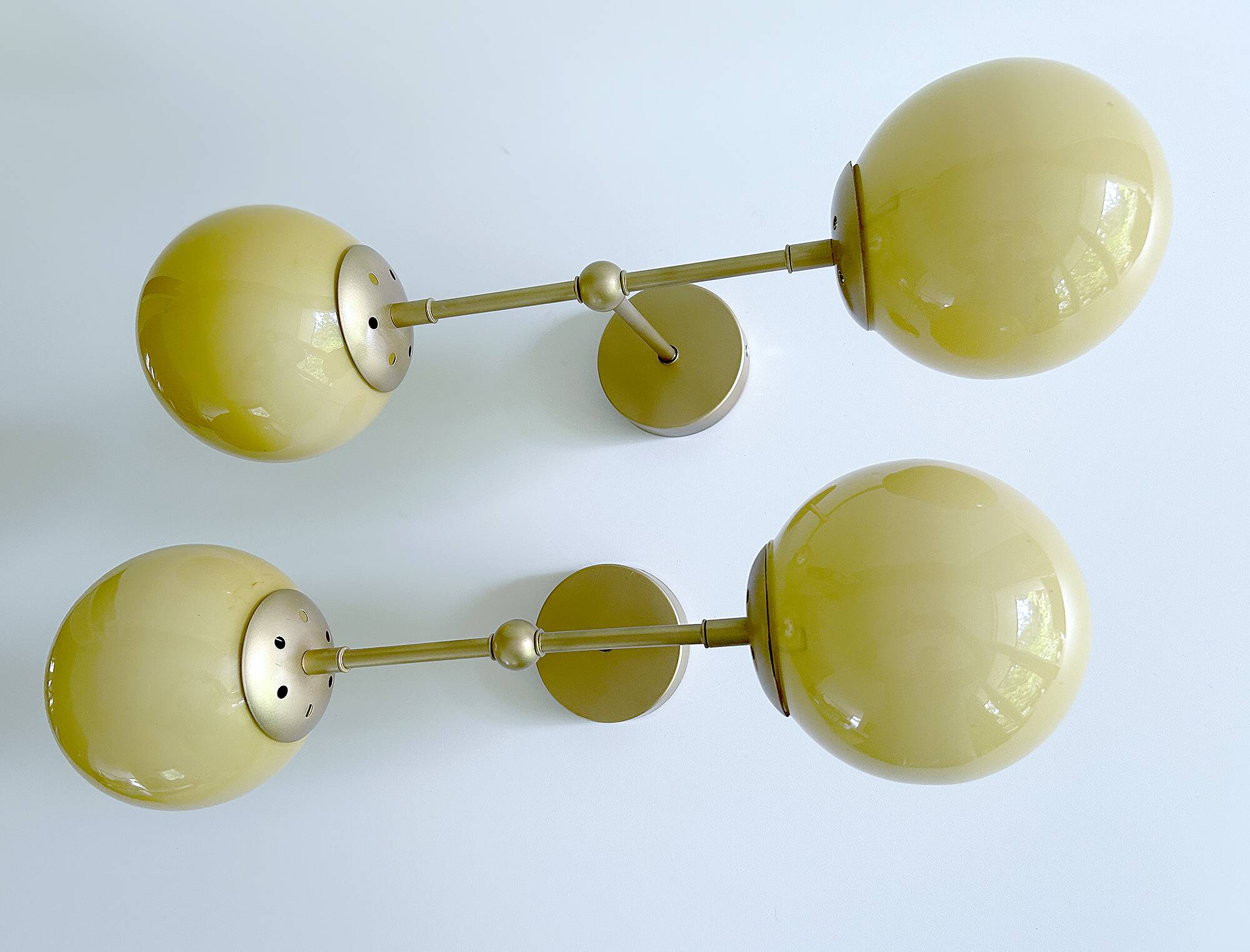 Paire de grandes appliques Art Déco en verre