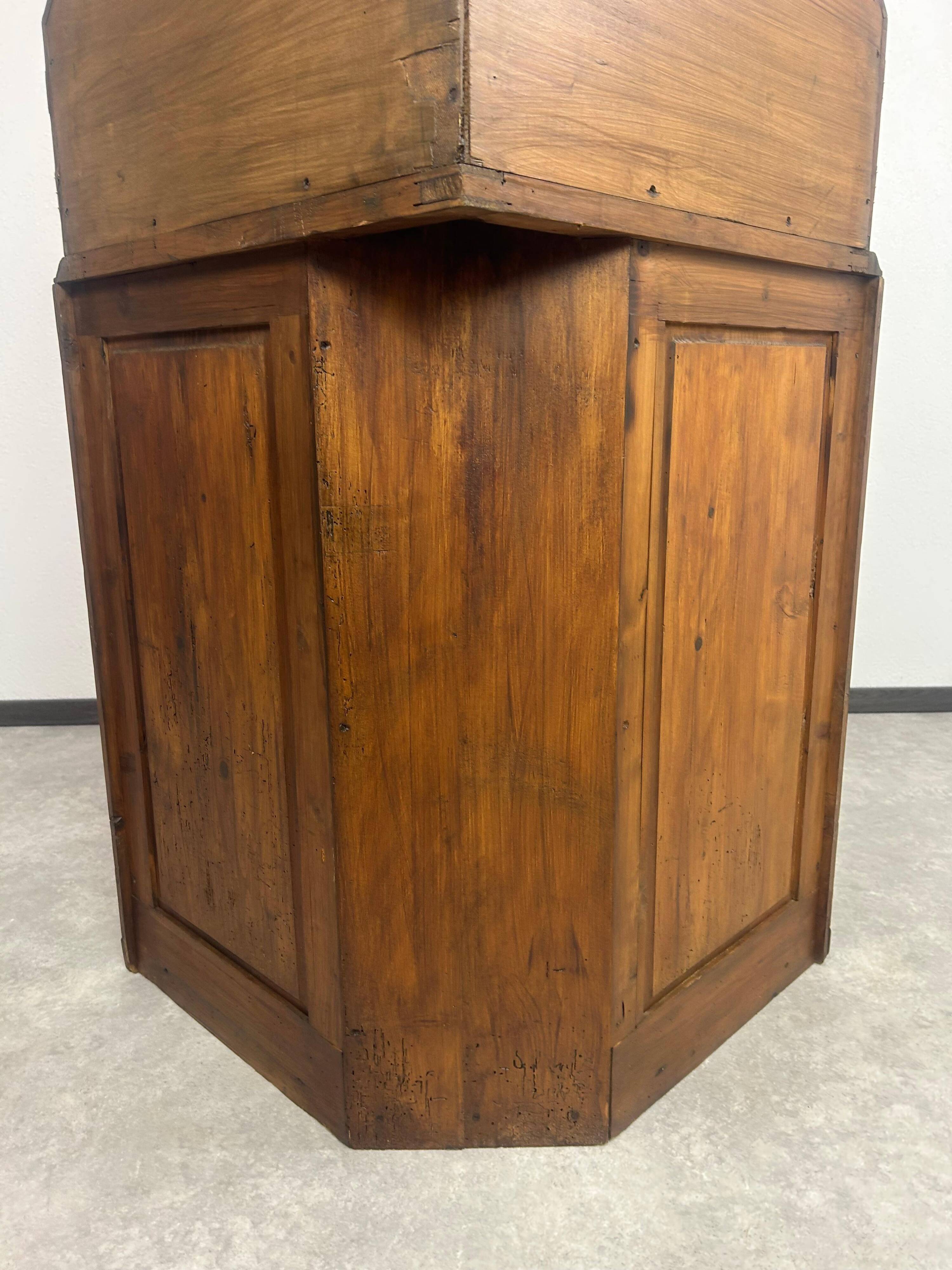 Vitrine d'exposition pour bijoux art nouveau pyramidale d'angle