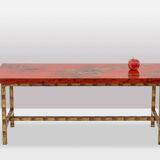 Table basse en laque et fer doré. Années 1950.