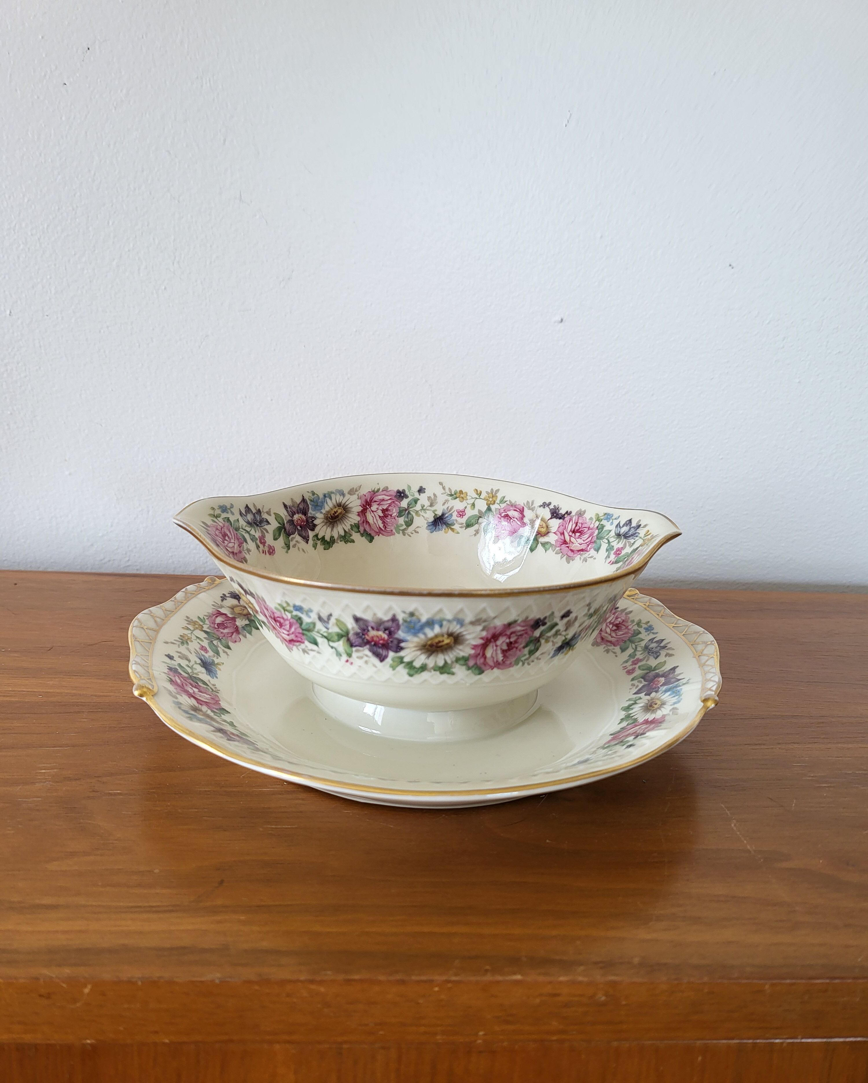 Limoges Bernardaud. Sauce boat in porcelain with floral decorations.