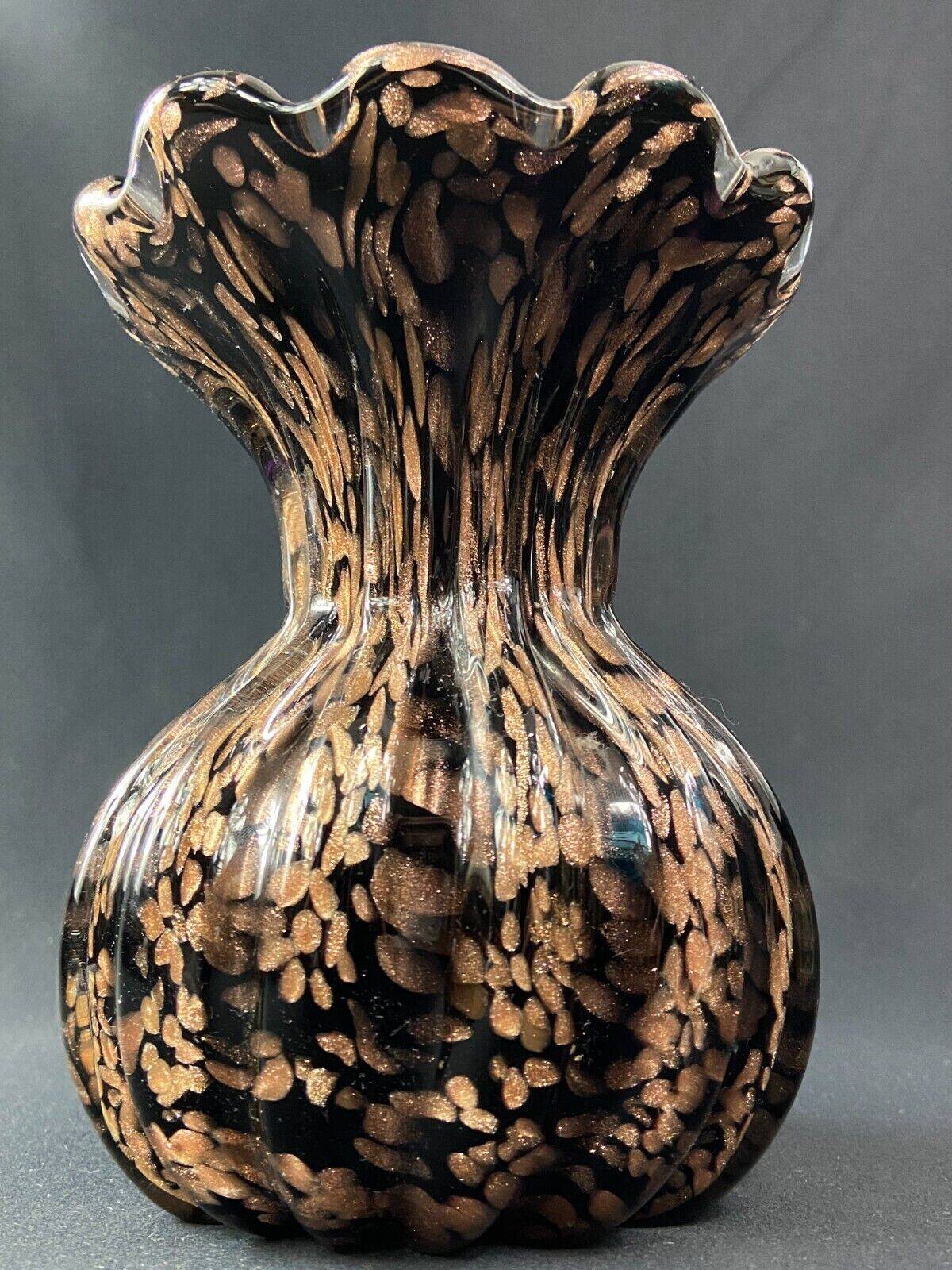 Vase signed in Murano Venice crystal with gold inclusion on a black background