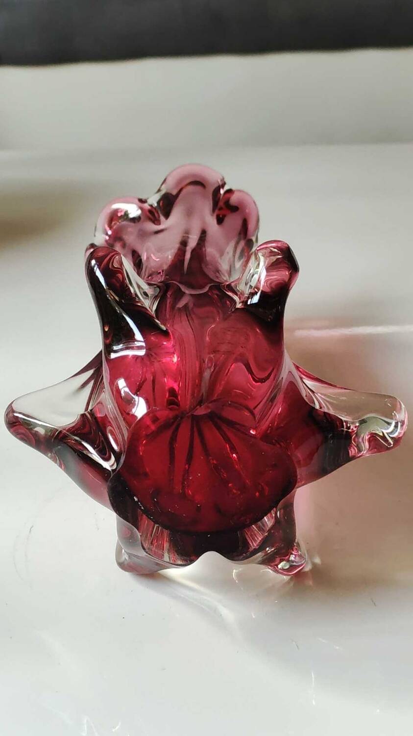 Vase Murano Chambord par Fratelli Toso. Forme florale.En verre d Art soufflé rouge grenat. Haut 28 cm