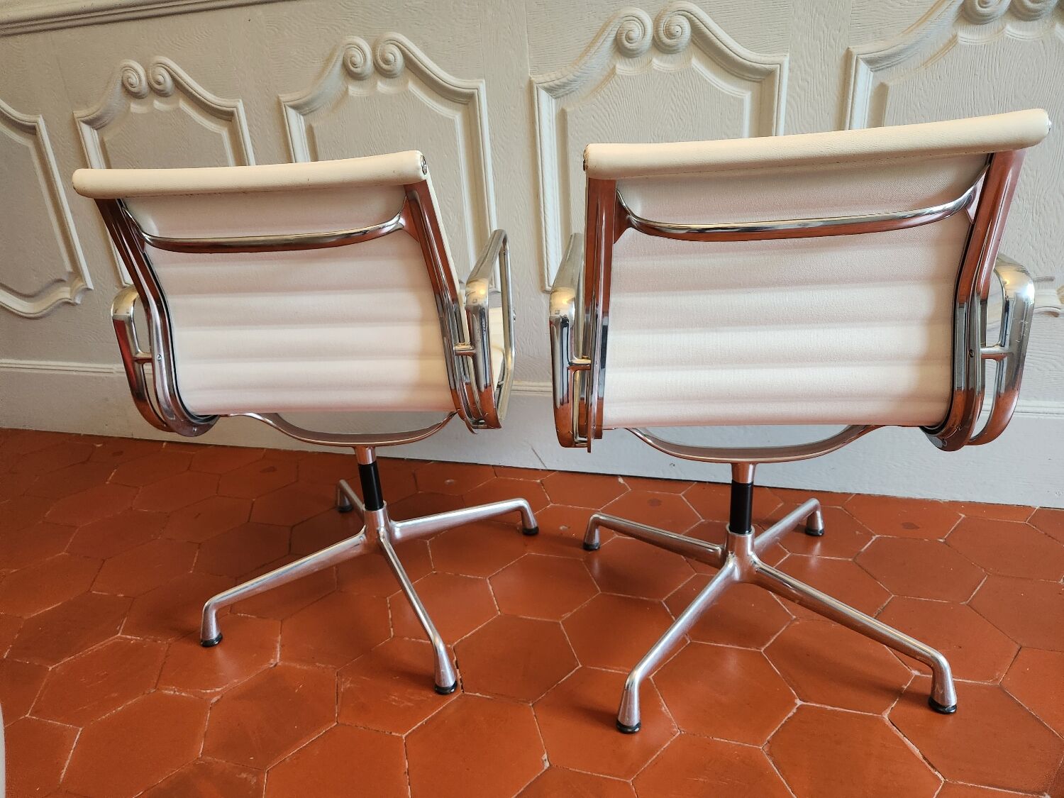 Fauteuil EA 108 Eames édité par Vitra