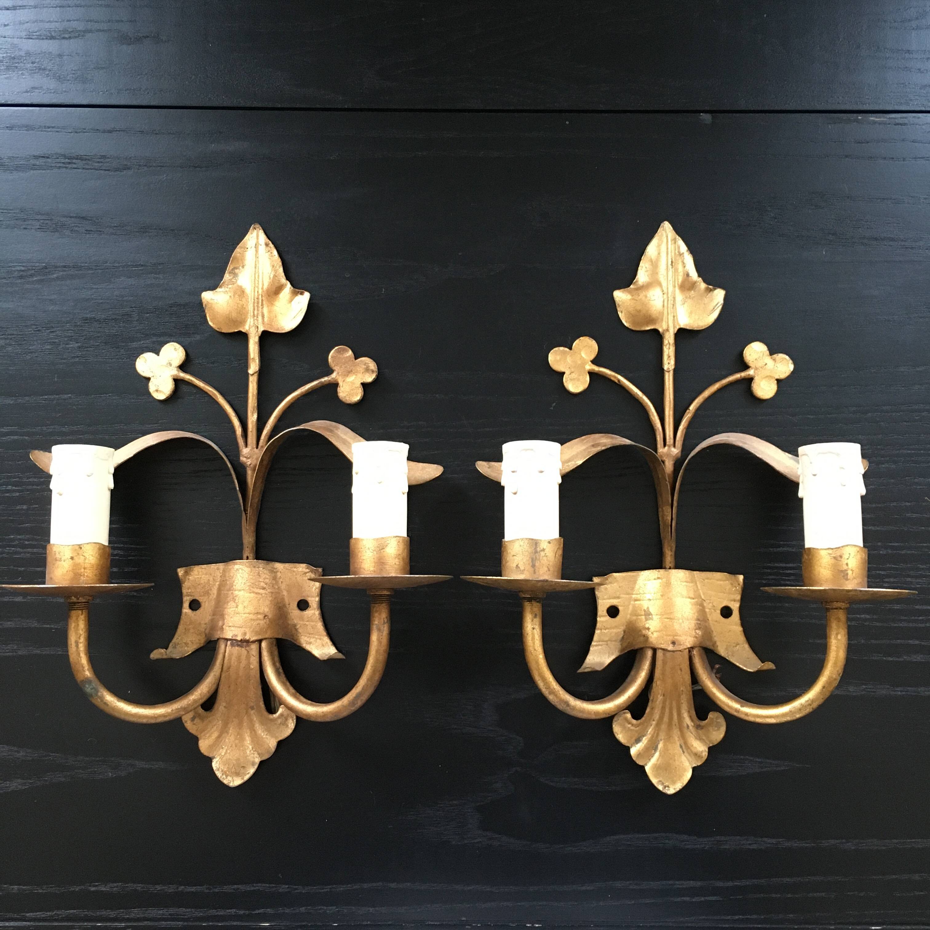 Paire d’appliques en métal doré