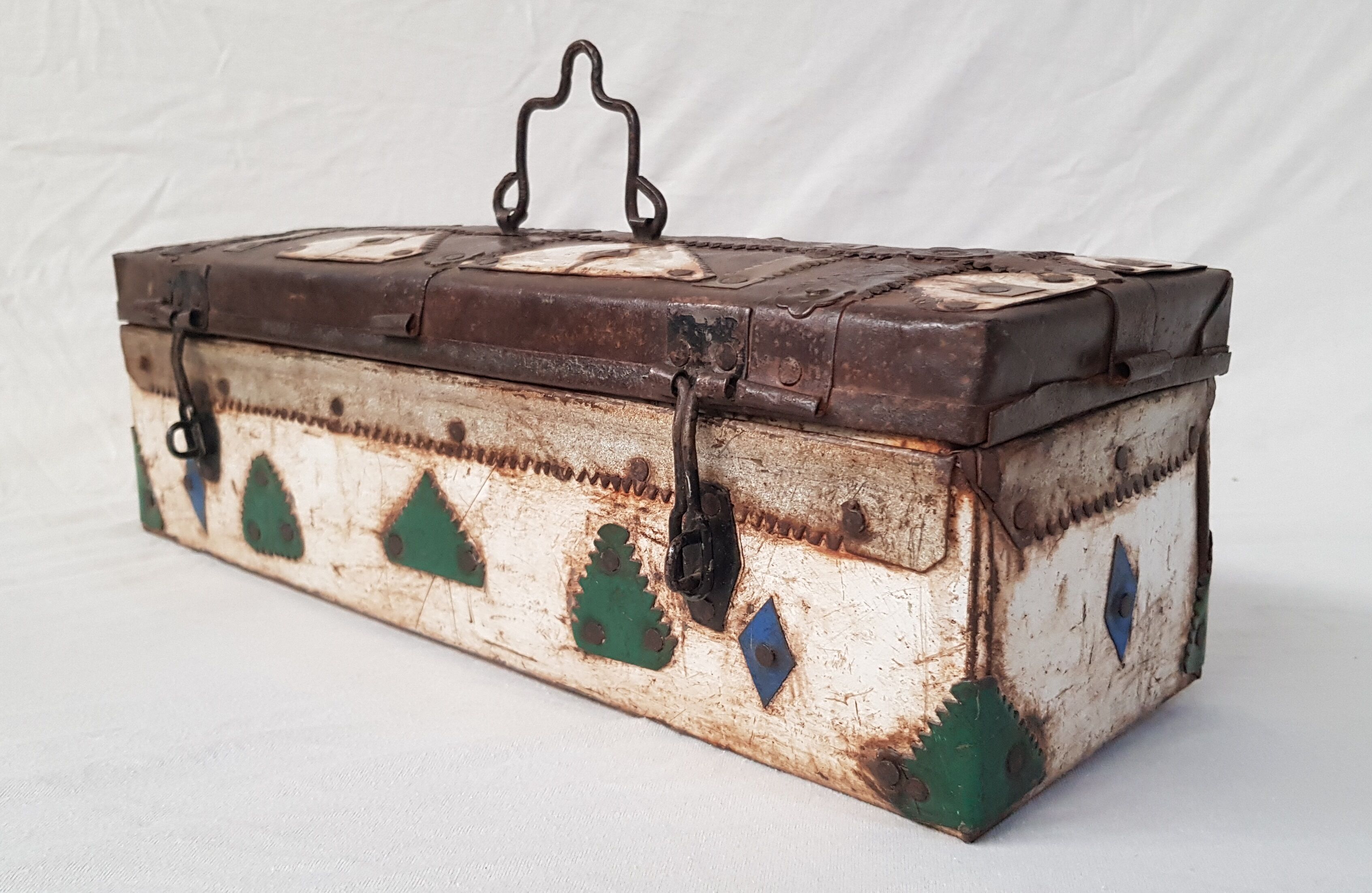 Ancienne boite tribale en métal martelé