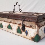 Ancienne boite tribale en métal martelé