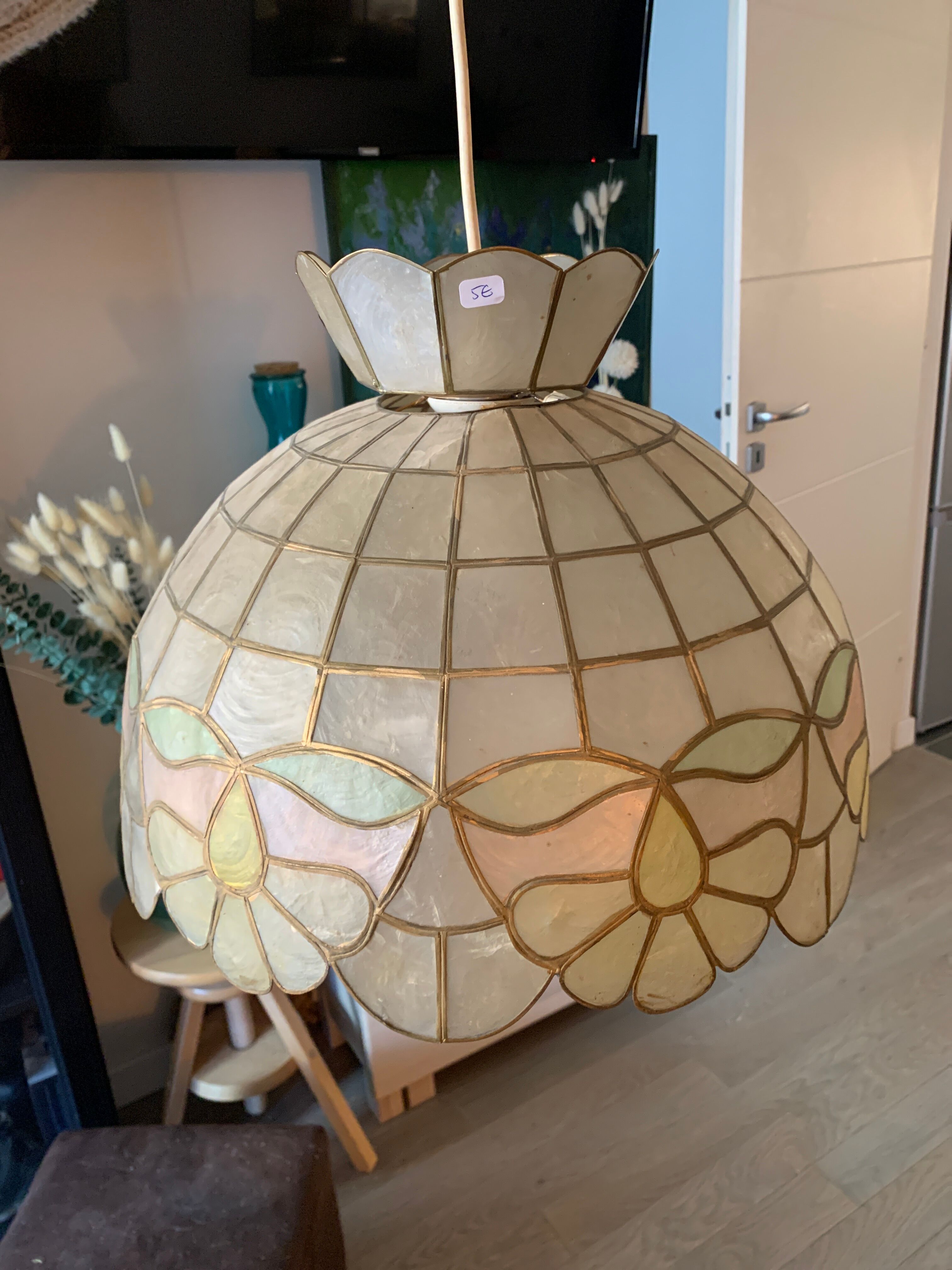 Mother-of-pearl and brass suspension