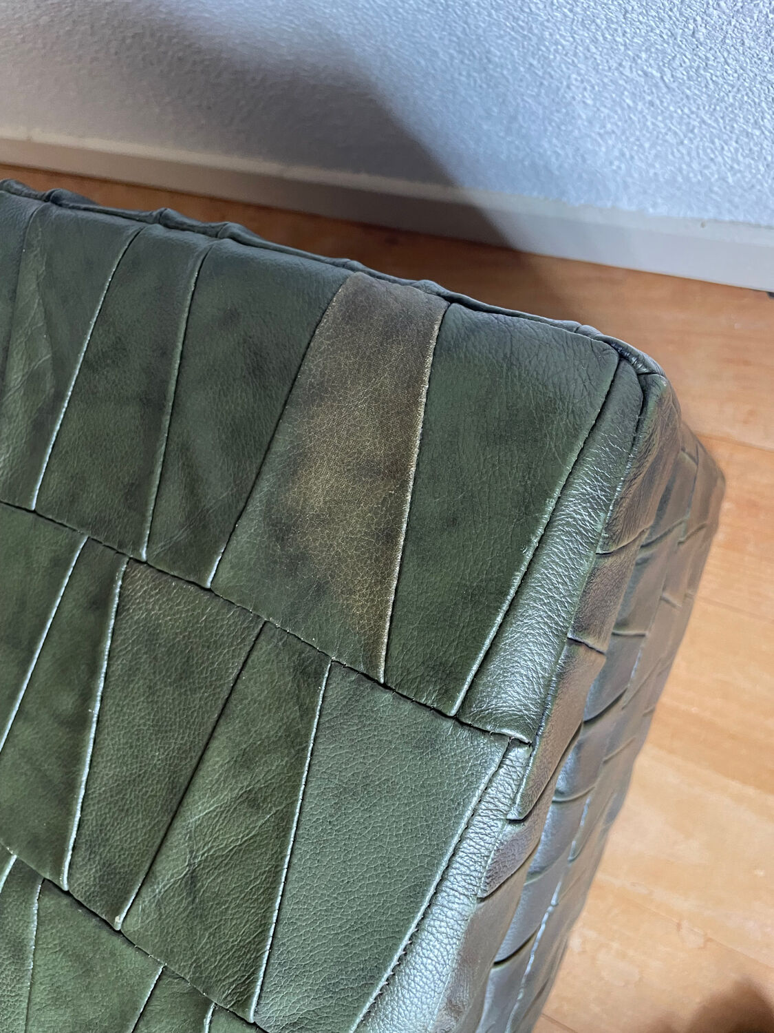 Pouf leather chest patchwork vert  De Sède