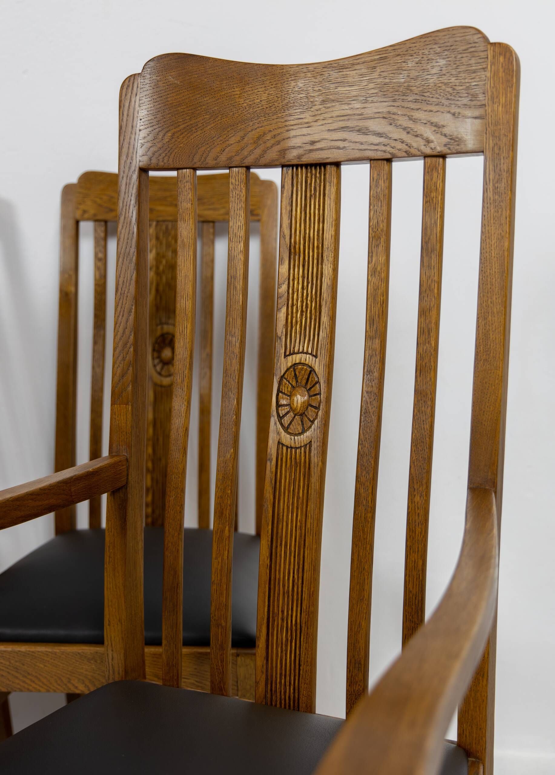 Set of 6 Art Nouveau chairs and armchairs in oak and leather.