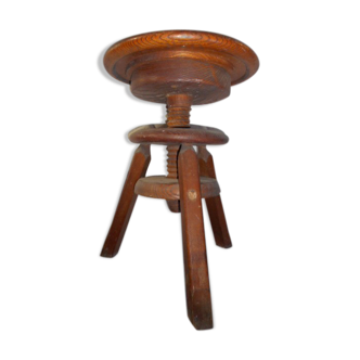 Shop stool with screw