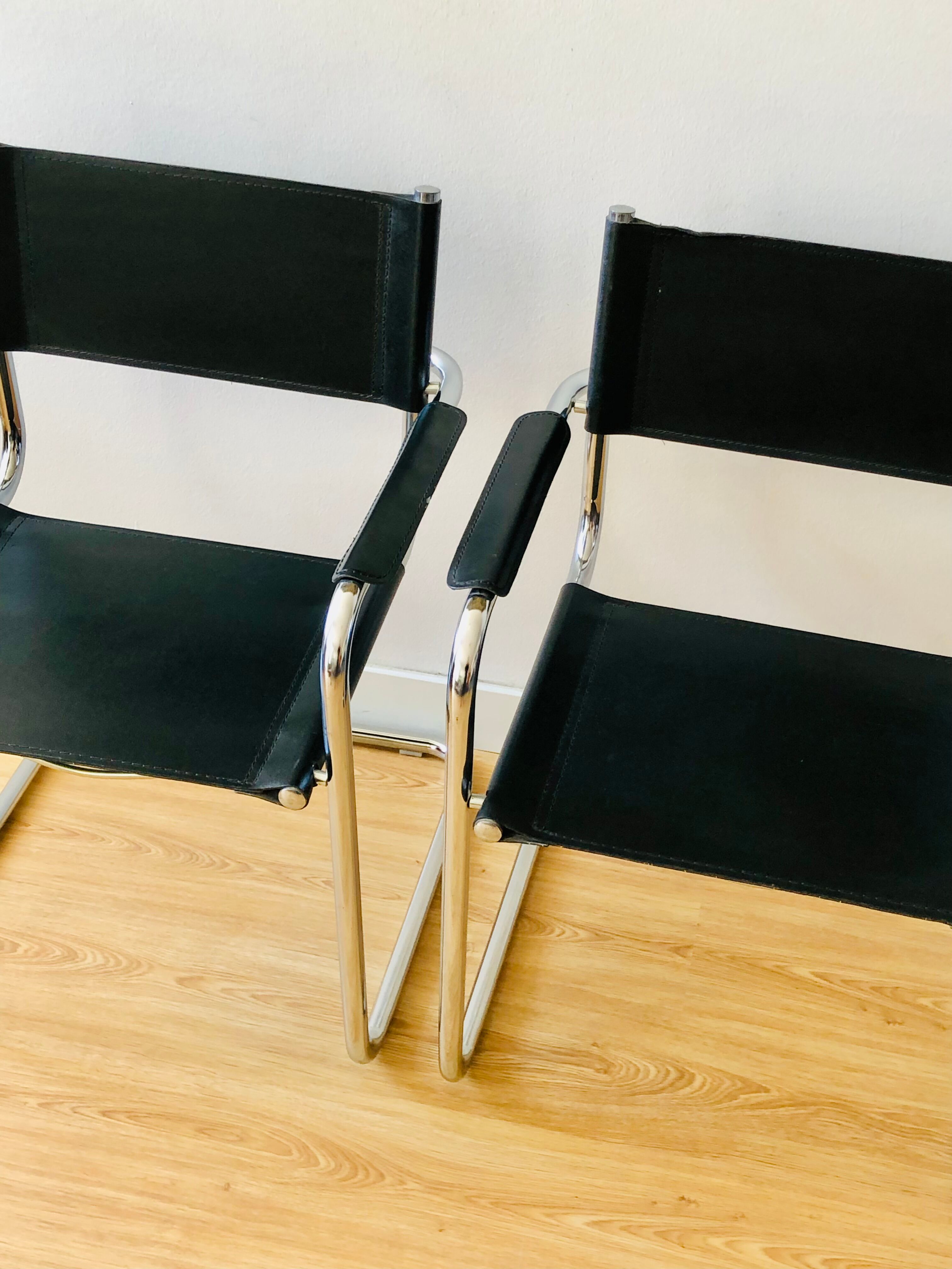 Pair of tubular armchairs in metal and leather Style Marcel Breuer