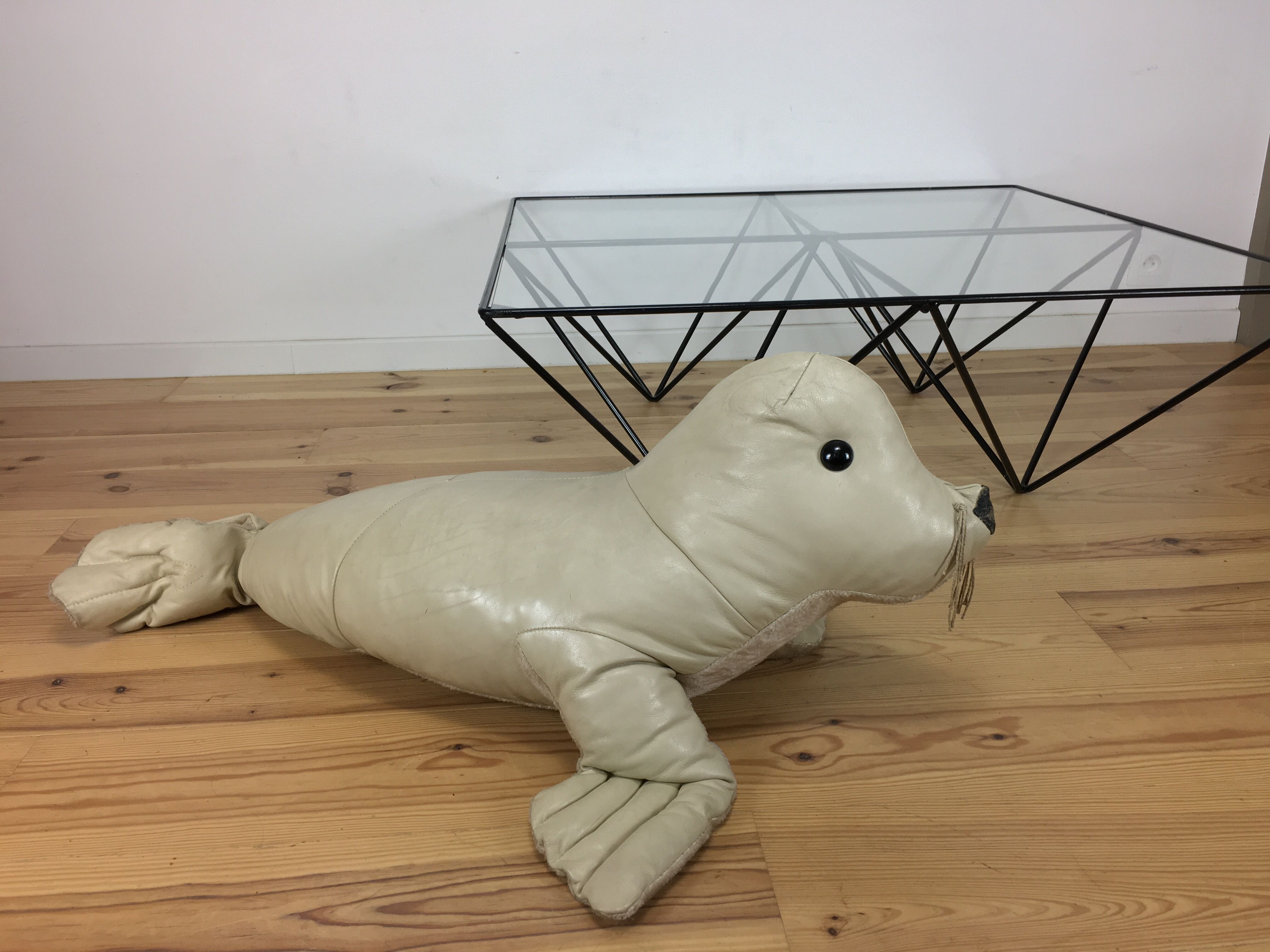 Omersa seal, white leather foot rest