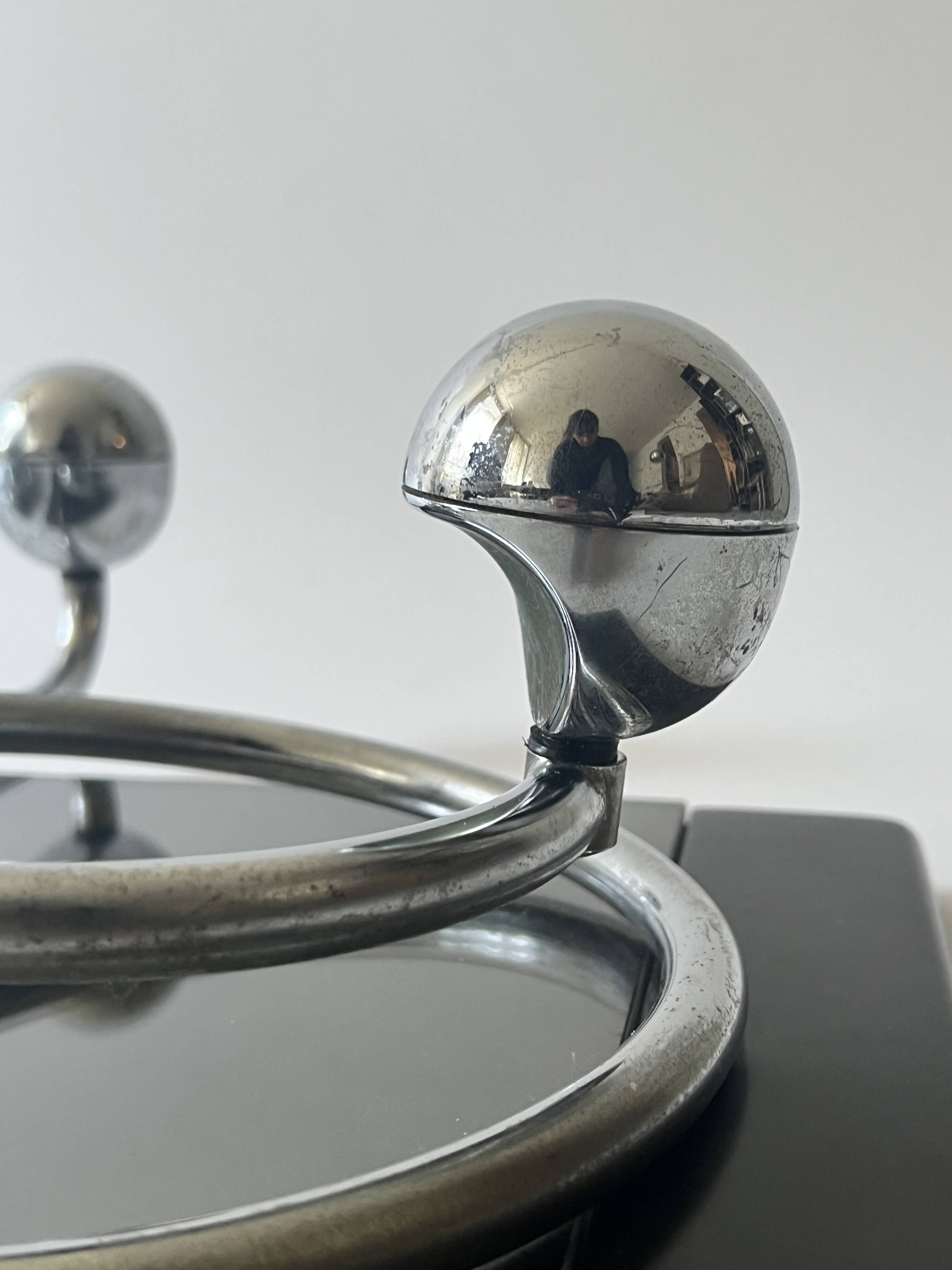 Porte manteau design bakélite, verre fumé et chrome attribué a Willy Rizzo