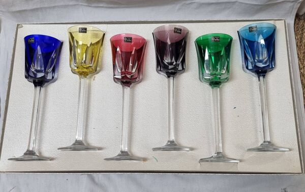 6 verres à pieds de couleur en cristal de Sèvres, 1980