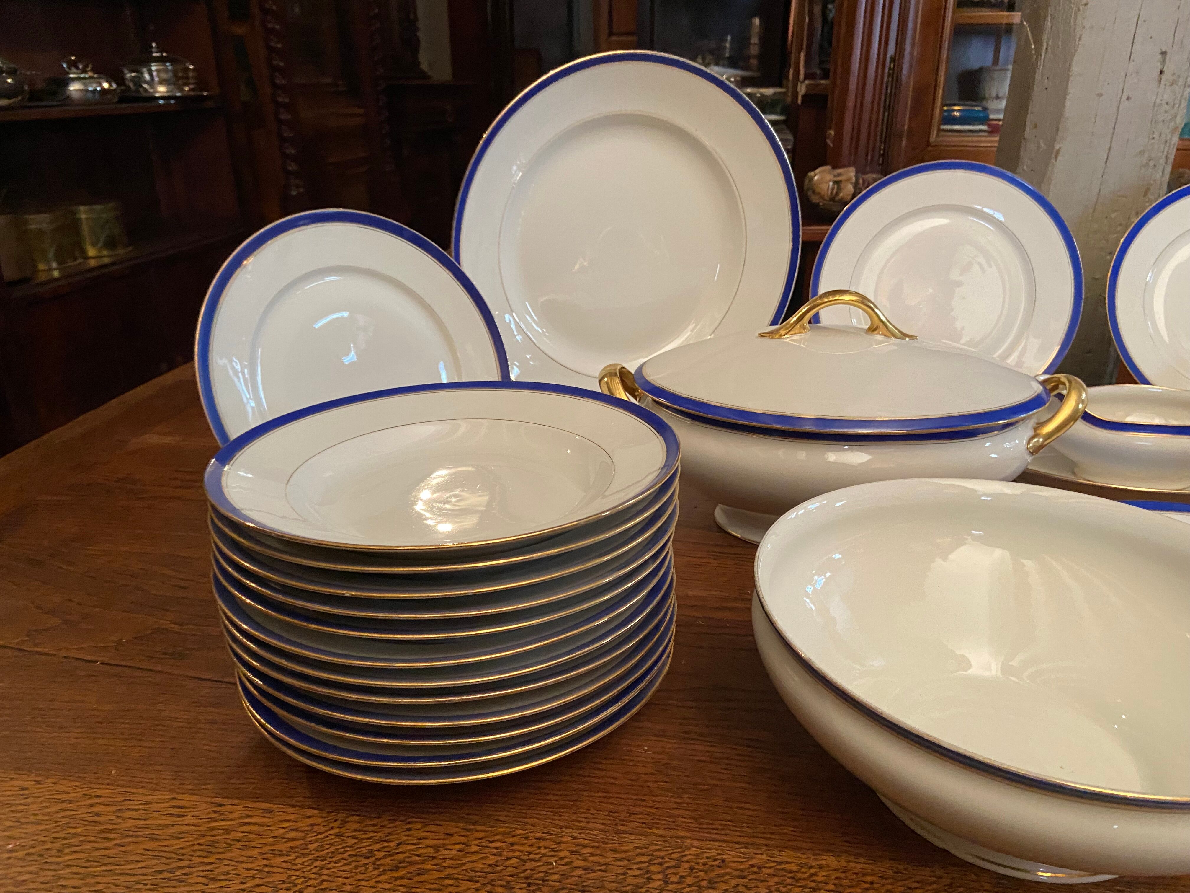 Service de table en porcelaine de Limoges à bandeau bleu sur fond blanc et or
