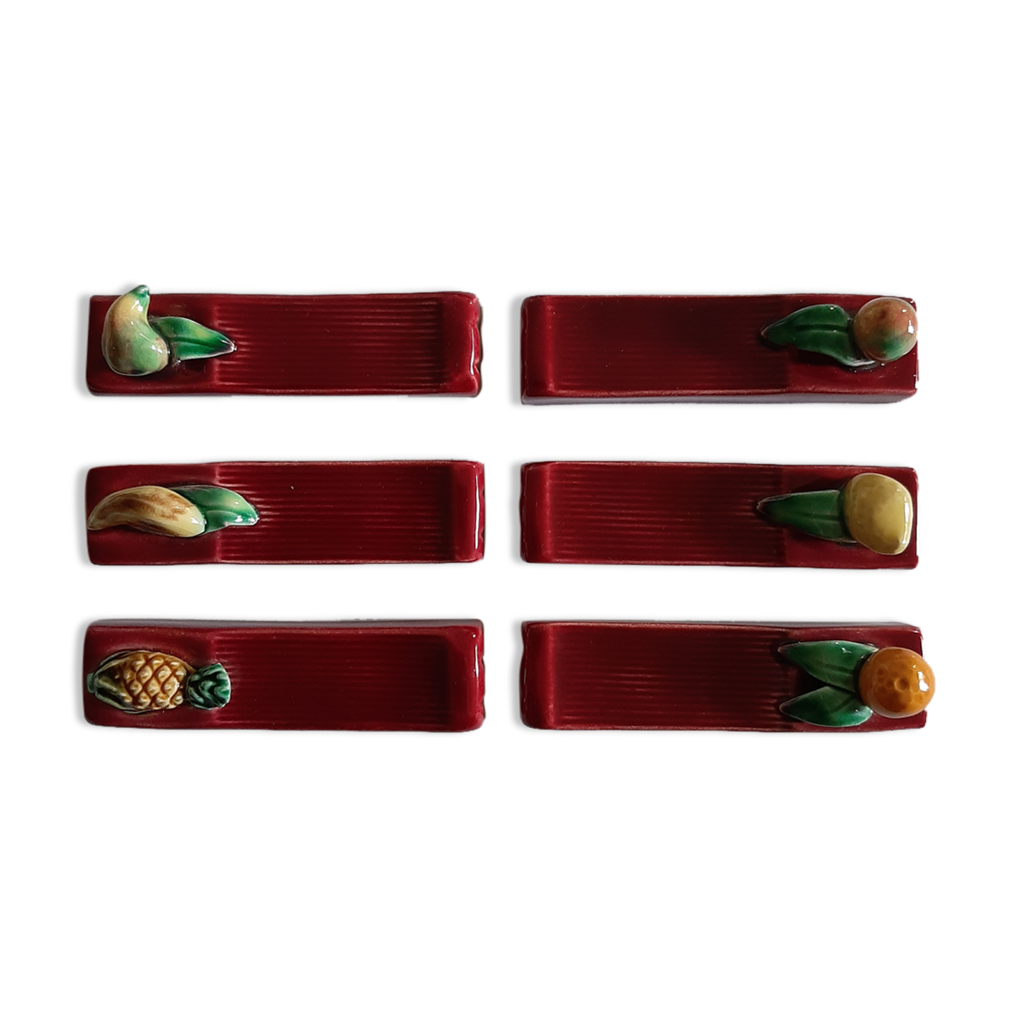 Suite de 6 porte-couteaux barbotine fruits