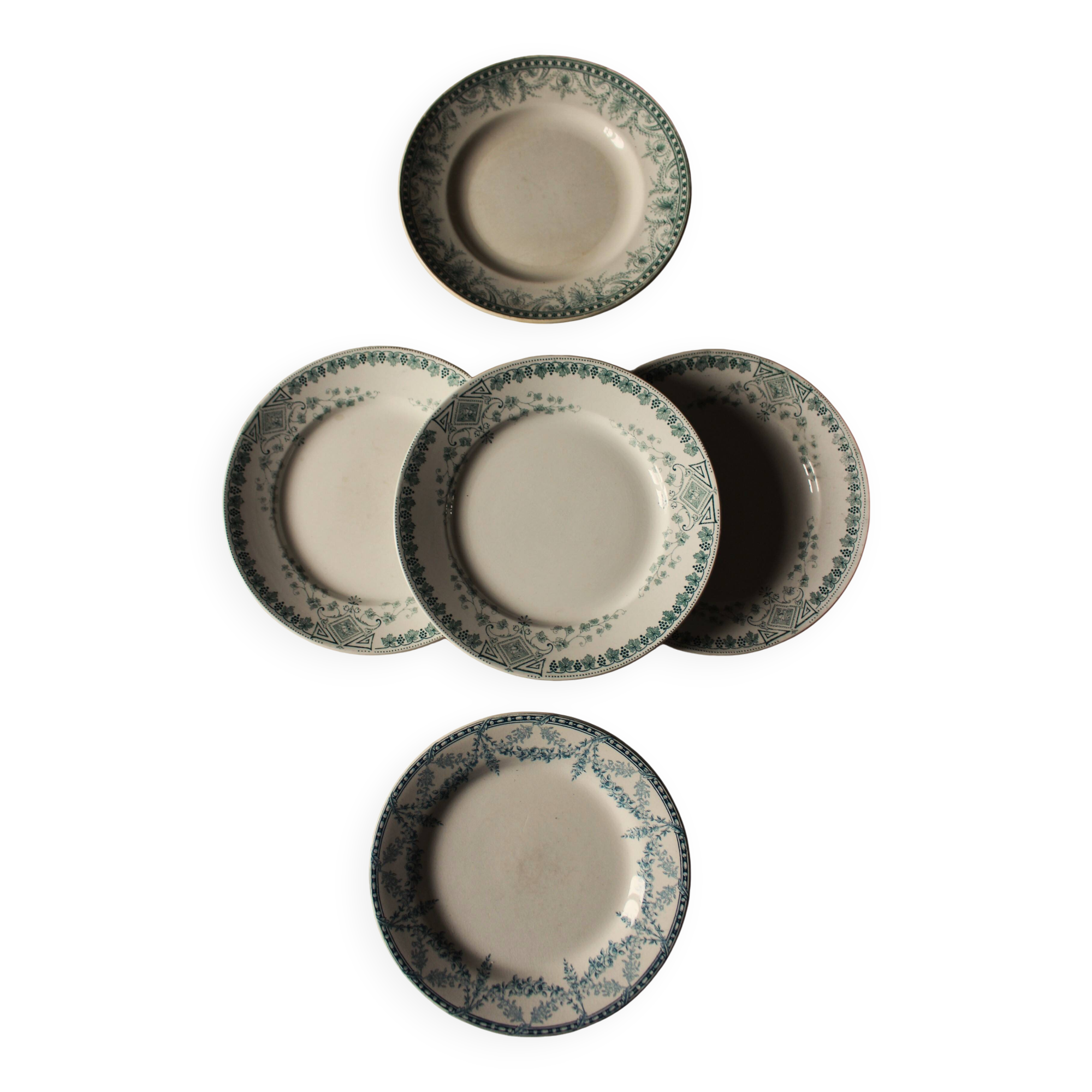 Un lot de 5 assiettes plates Terre de fer vert bleu dépareillé