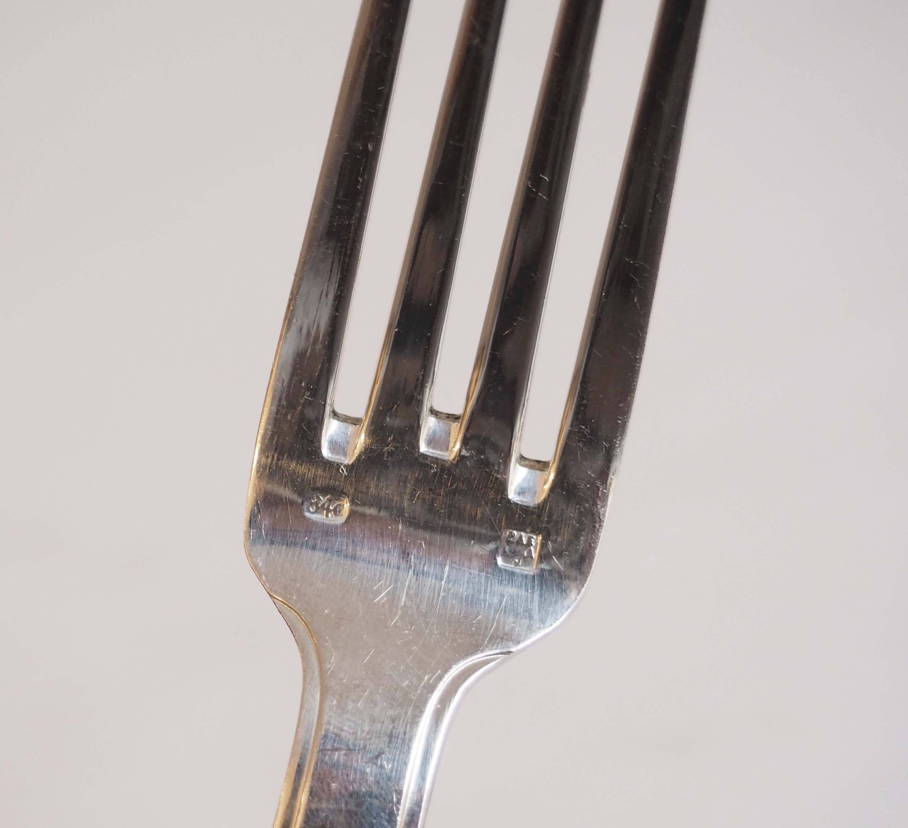 Service métal argenté 12 cuillères soupe, 12 fourchettes et louche.