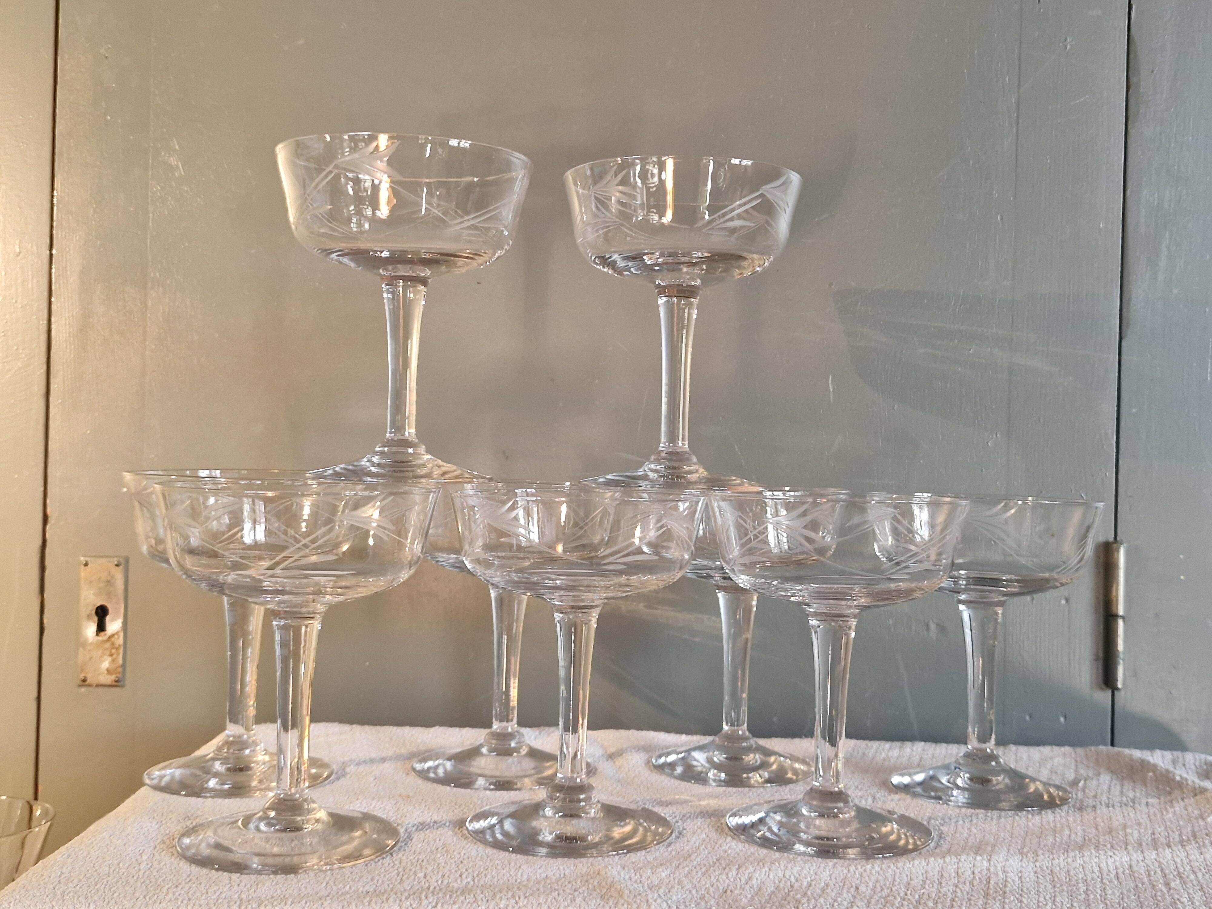 9 champagne coupes in glass, beautiful model from the 1940s.