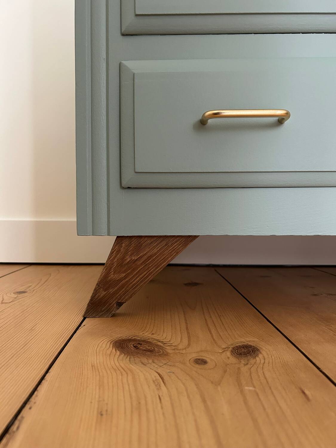 Vintage chest of drawers revisited in Almond (Resource)