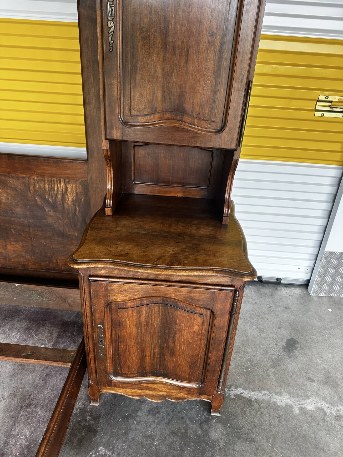 Solid wood bookshelf - French work from the 1950s