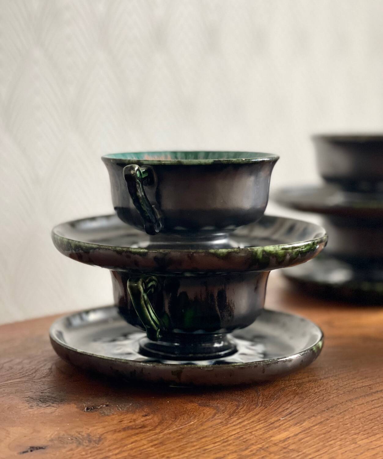 6 tasses en faïence de Quimper.