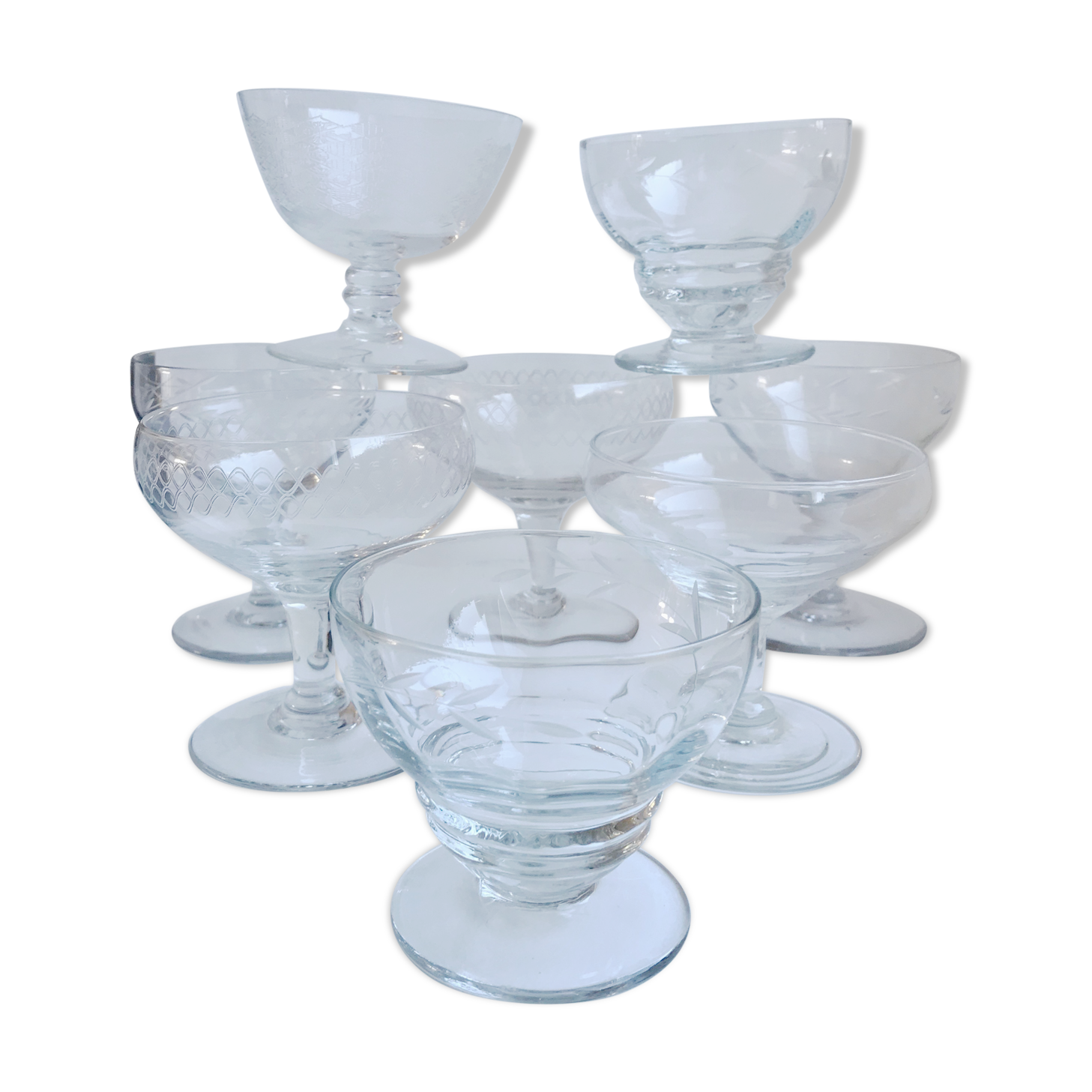 Set of 8 champagne glasses in crystal engraved 50s