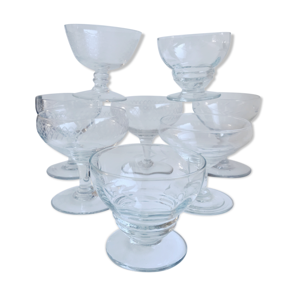 Lot de 8 coupes à champagne en cristal gravé années 50