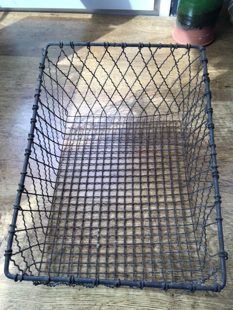 Metal mail basket