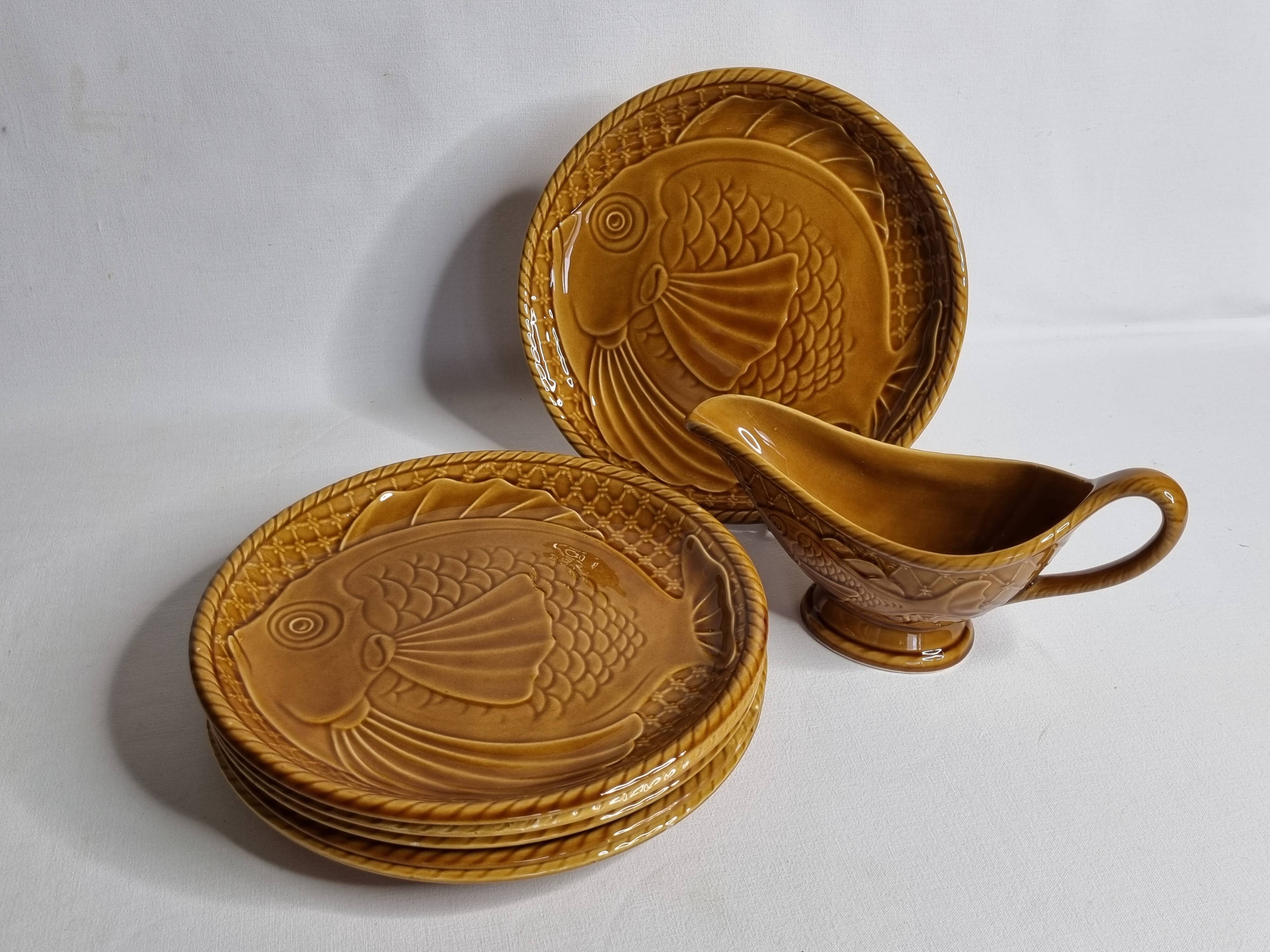 Gien earthenware fish service, 6 plates and a sauce boat, 25 cm