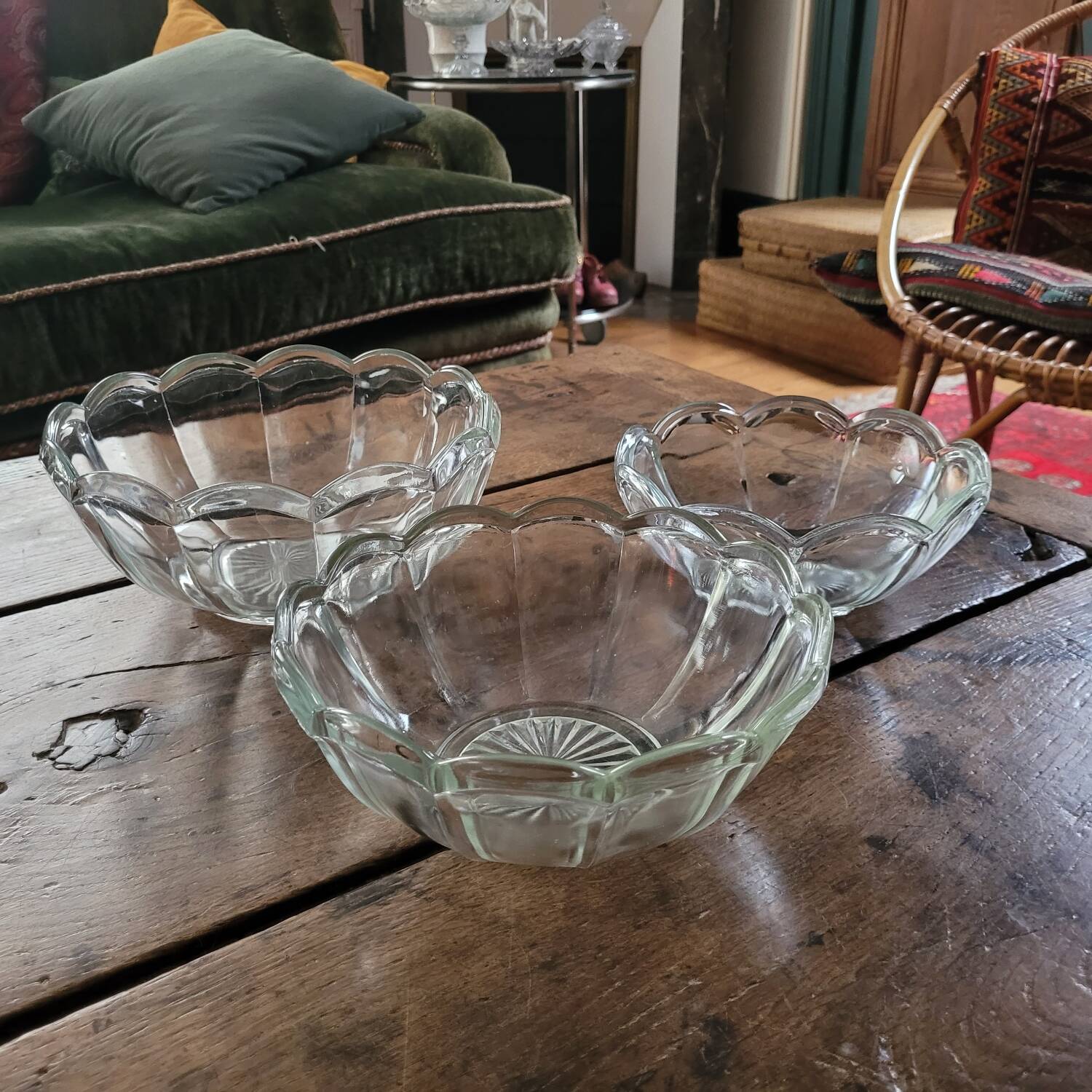 Trio of molded glass salad bowls – floral shape Ø 18/20/23 cm