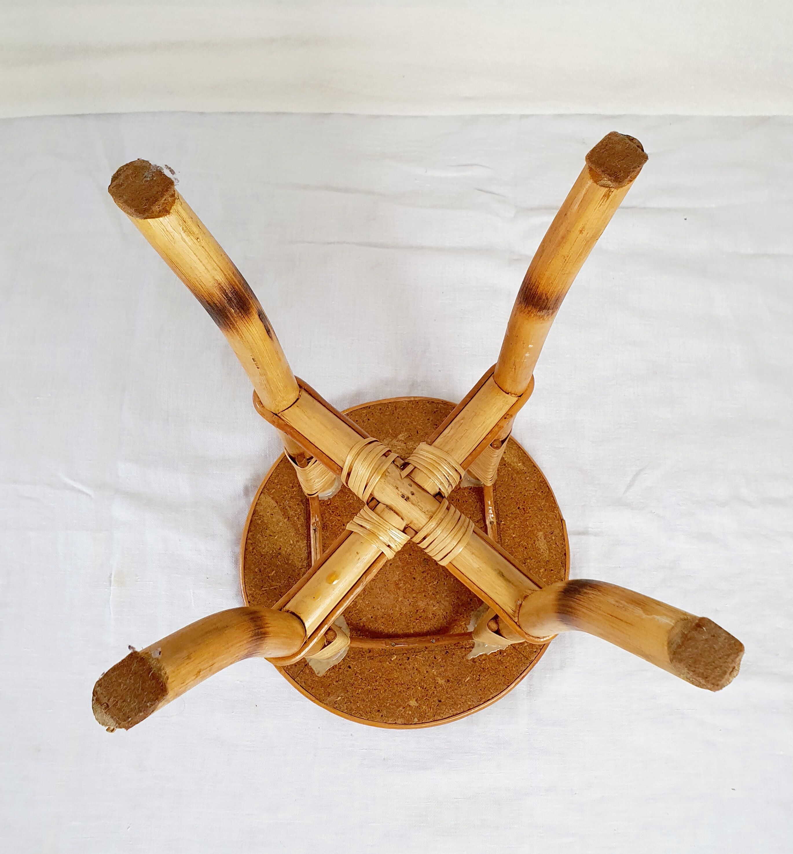 Tabouret en marqueterie de rotin 1960