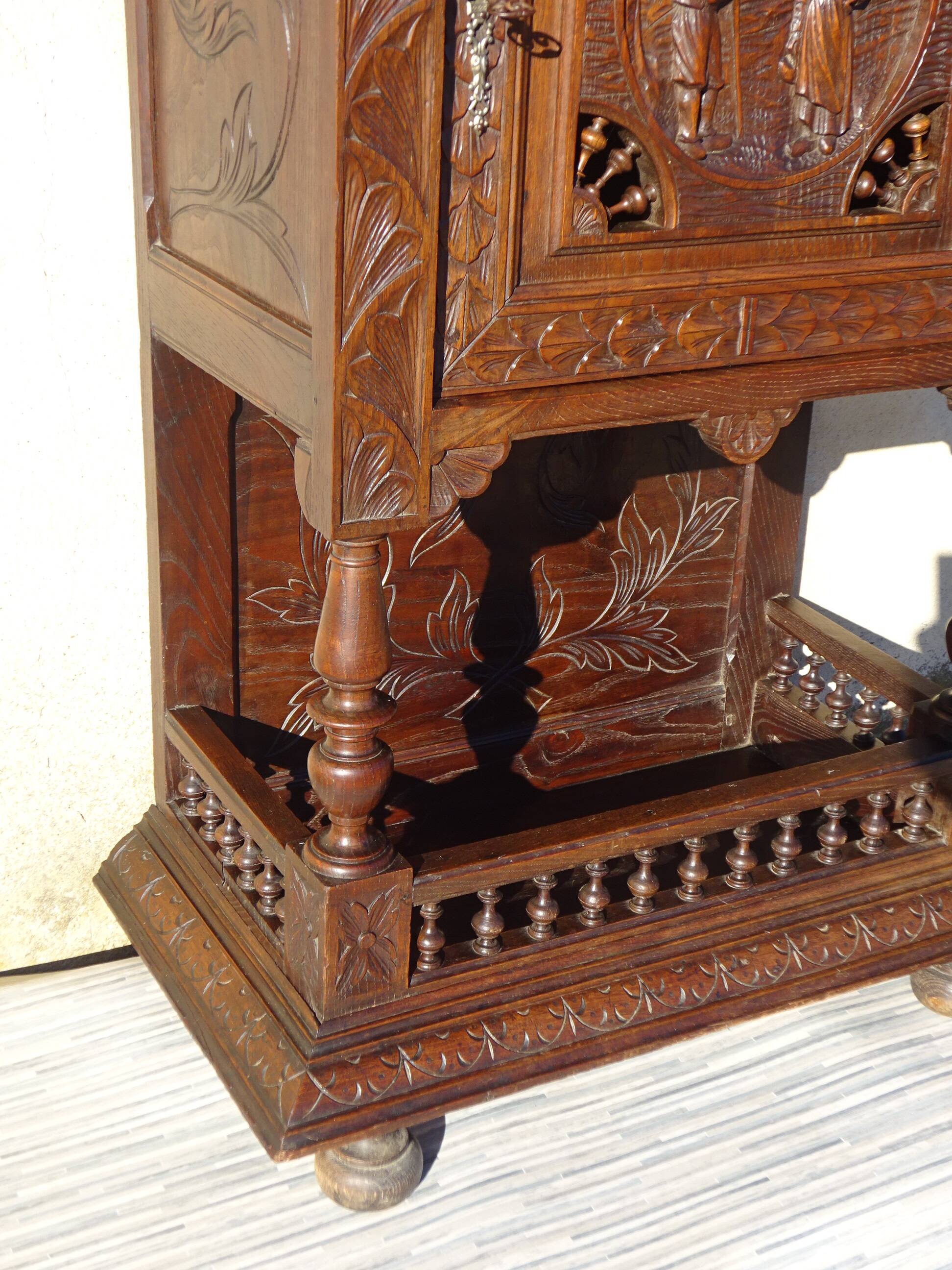 Former Bedel & Cie dresser