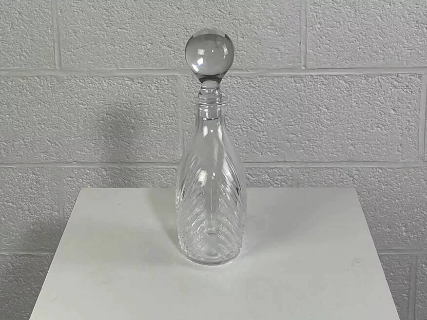 Carafe ancienne en verre sculpté