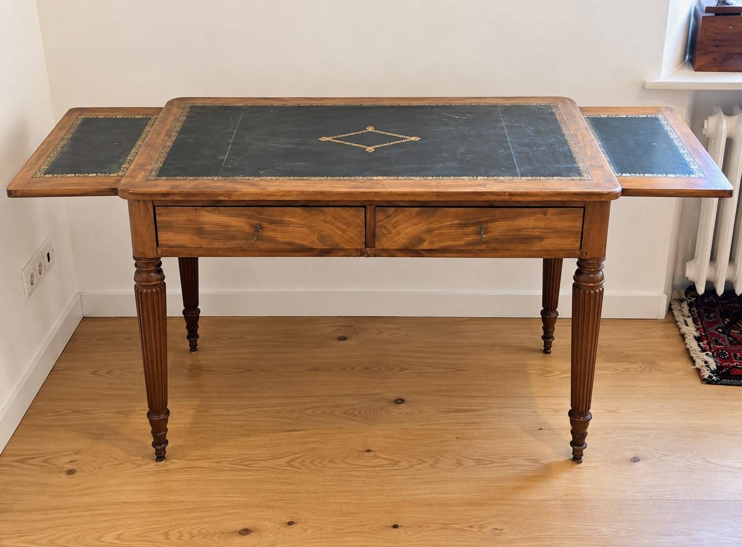 Very elegant antique desk in the Louis XVI style, probably made of walnut.