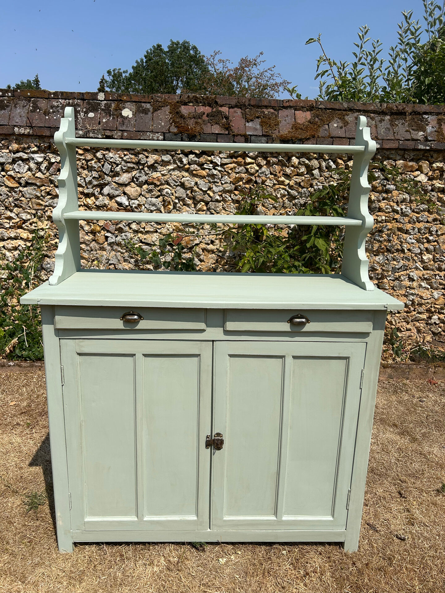 Buffet parisien vintage et son verrier vert d’eau