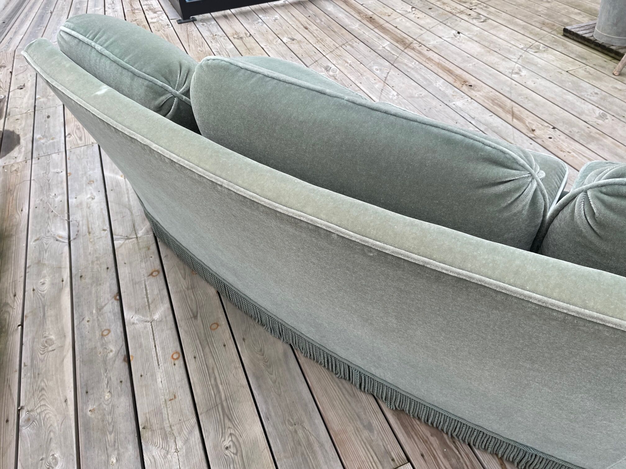 Rounded sofa with fringes