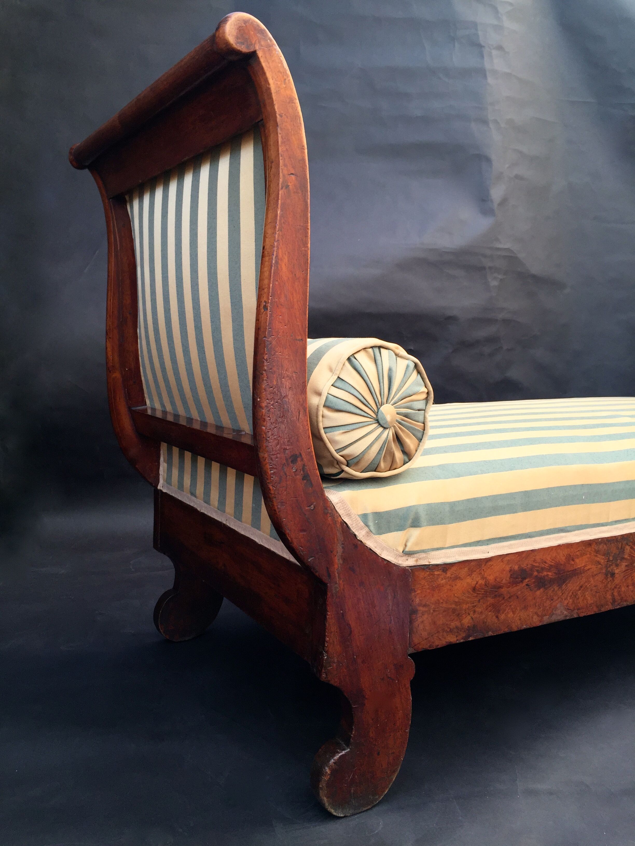 Walnut recamier bench Napoleon III daybed mid-nineteenth century