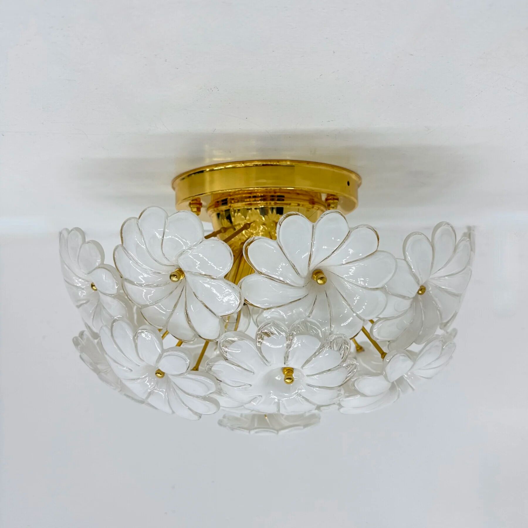 Plafonnier floral en verre blanc de Murano, italien, des années 1970.