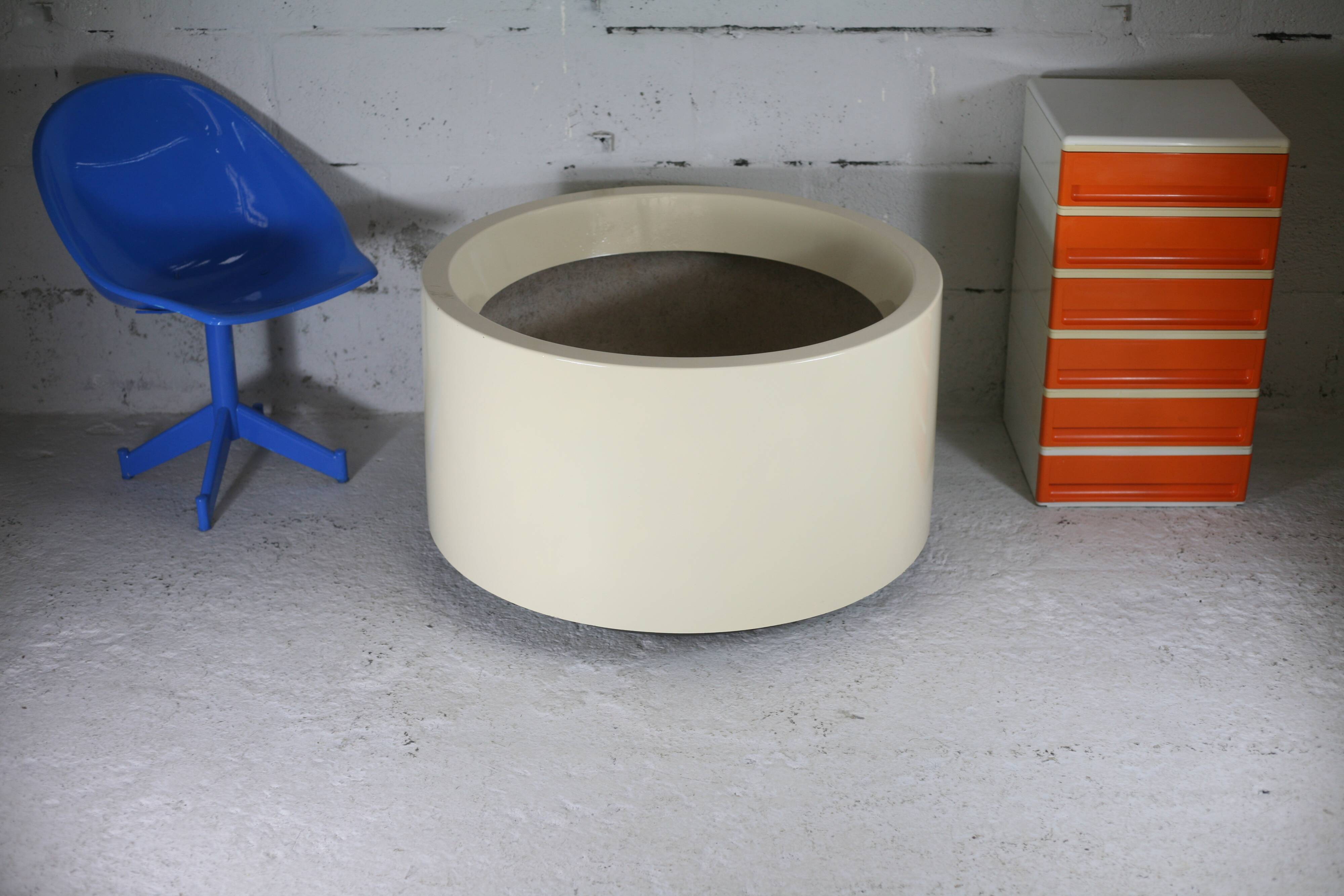 Important cylindrical planter in cream lacquered fiberglass, circa 1970