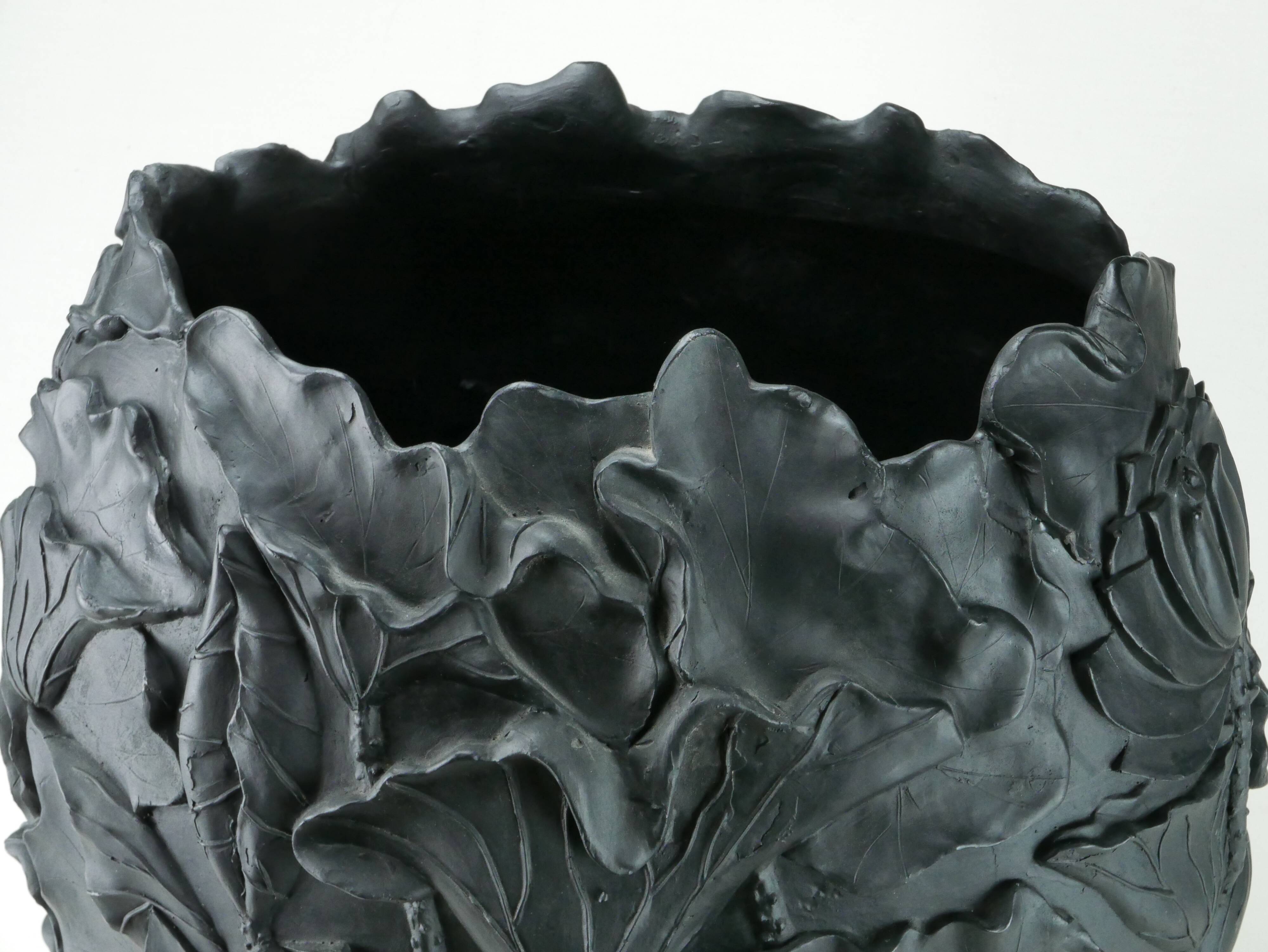 Black resin vase Lotus publisher VGnewtrend